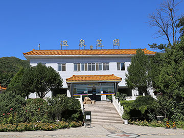 陵园大门